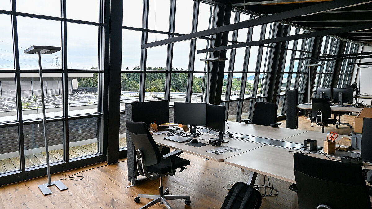 «Im Dock» vereint industrielle Ästhetik, das Zusammenspiel von Backstein, Stahl und Glas sowie eine klare Architektursprache zu einem inspirierenden Arbeitsumfeld für Unternehmen mit grossen Ideen.