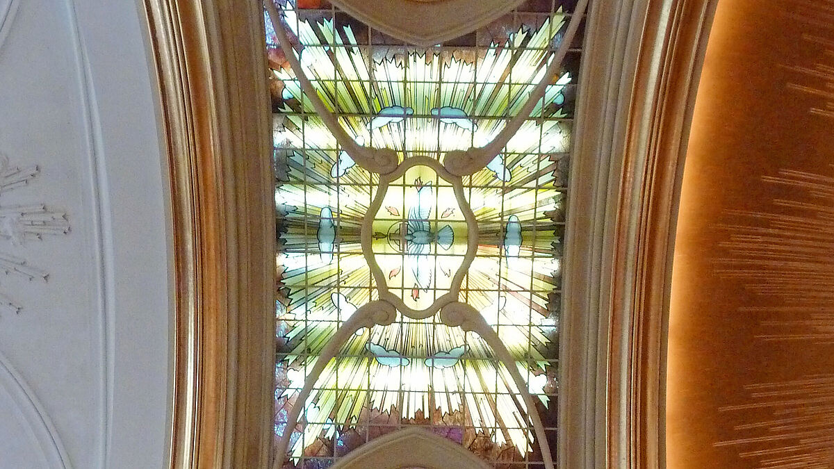 Dès le début du XIXe siècle, les architectes se tournaient vers les verres colorés pour créer des effets impressionnants.