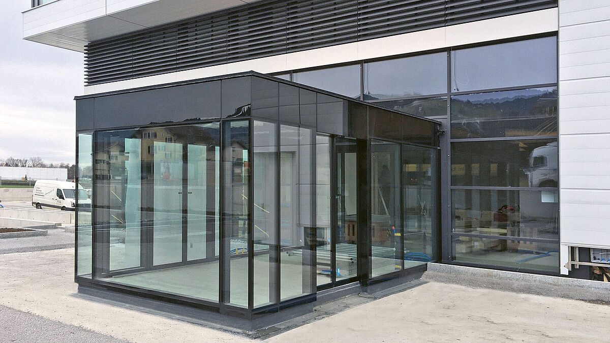 Windfang mit Haupteingang.