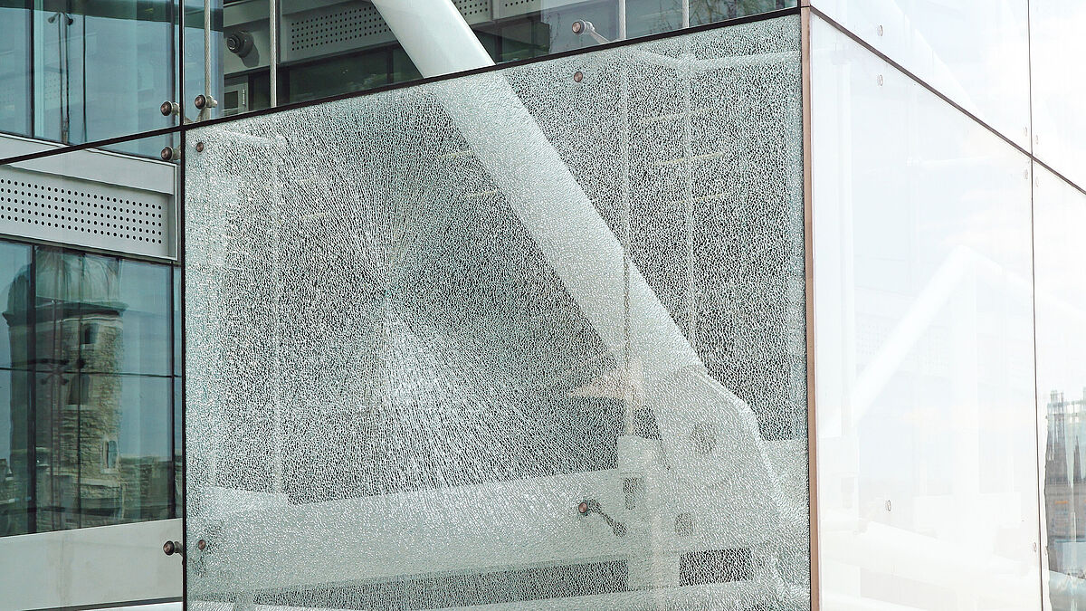 Photo : rédaction. Les règles et mesures appliquées jusqu’à présent ont été synthétisées en un « concept de sécurité à 4 niveaux » dans le cahier technique SIA 2057 Constructions en verre. Il couvre les éléments suivants : vérification de la sécurité structurale, de l’aptitude à l’emploi, du comportement en rupture sûr et à l’état cassé (voir illustration).