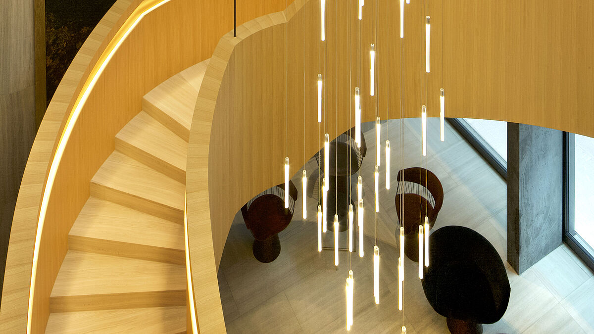 En plus de la rigidité propre à la construction en acier, l’escalier est maintenu par quatre tirants fixés au plafond.