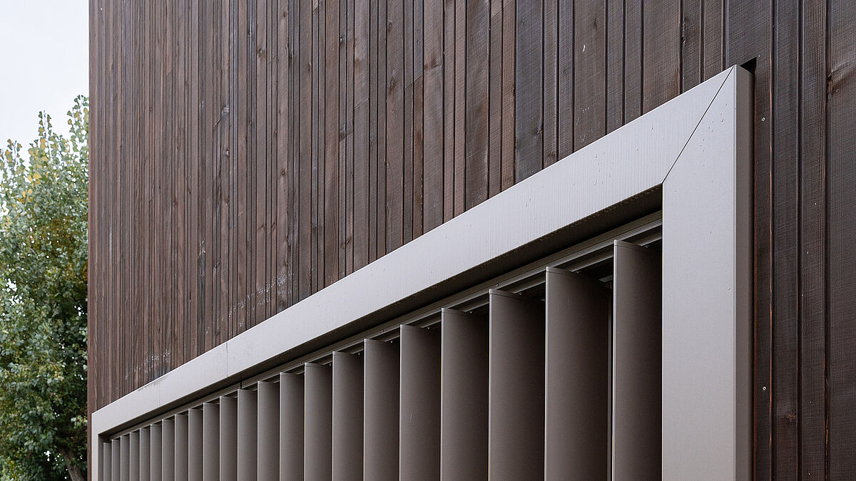 Die Schule kann mit dieser Technologie nicht nur für optimalen Komfort für Schüler und Personal sorgen, sondern auch ihren Energieverbrauch senken.