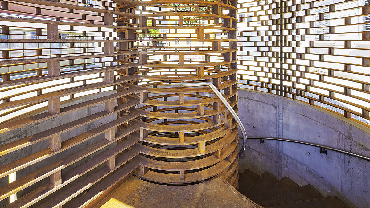 Les marches en tôle et les paliers sont directement reliés au noyau. Toutes les pièces d’acier se composent de tôles d’acier Corten découpées au laser.