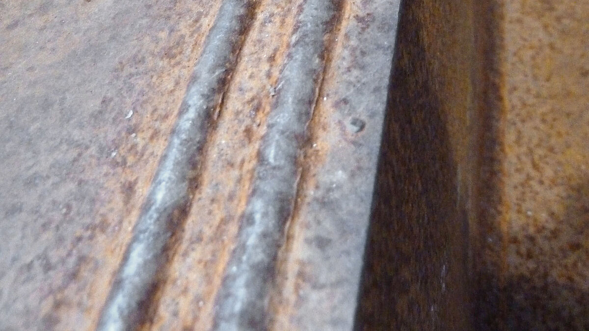 Marche vue de dessus : le cordon de soudure à droite relie les deux éléments en tôle. Le cordon de soudure de gauche sert à renforcer les propriétés antidérapantes (photo : rédaction).