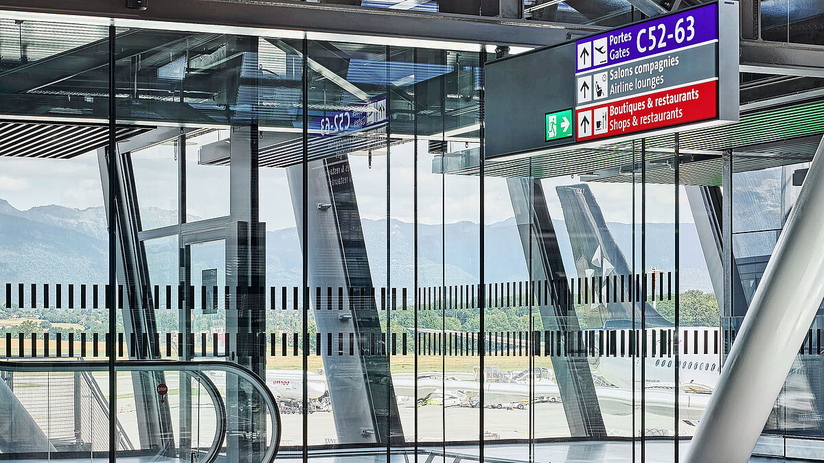 Die Stossfugenverglasung mit Forster Fuego light EI30 mit 90°-Ecken erfüllt die hohen Anforderungen an Sicherheit und Transparenz im neuen Terminal. 
