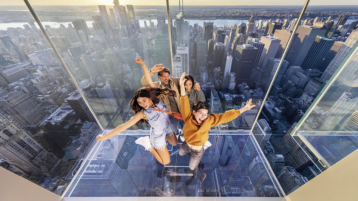 Um das Bodenglas vor Bruch zu sichern, ist die Glasoberfläche durch eine zusätzliche Verschleissglasschicht geschützt.