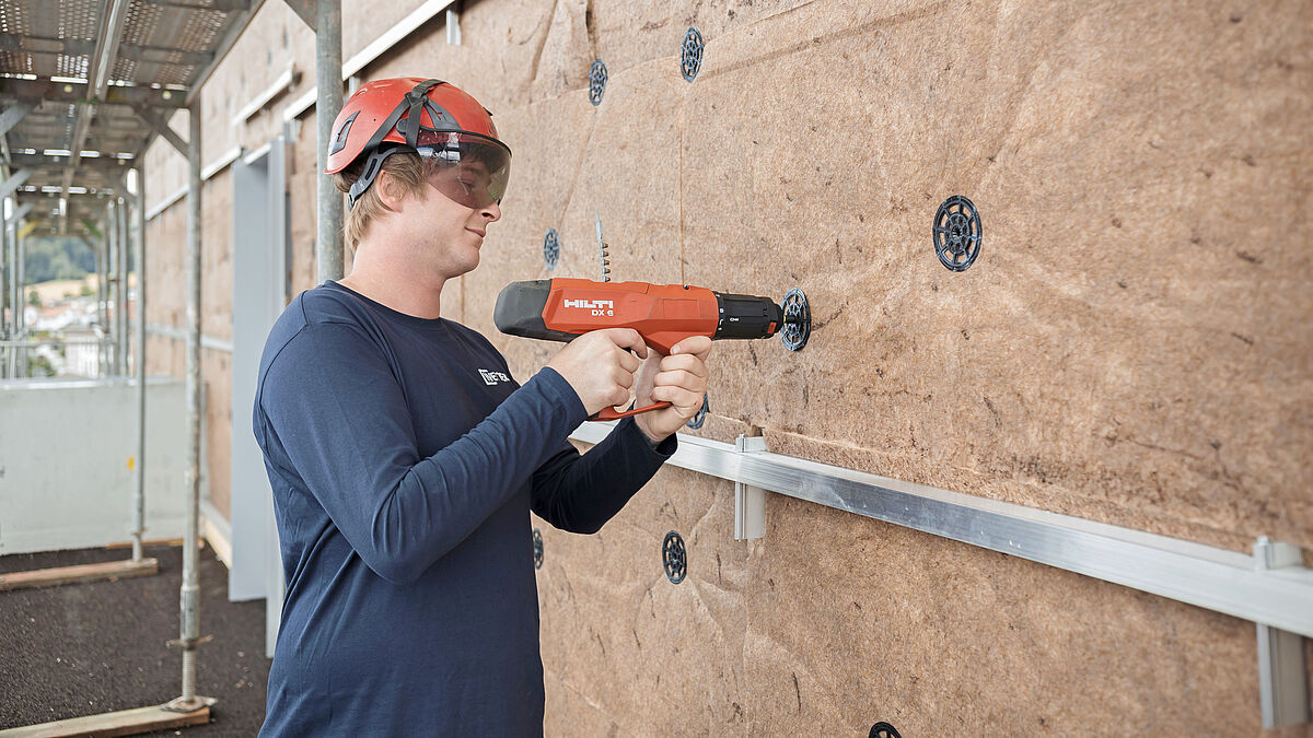 Fixation des panneaux d’isolation.