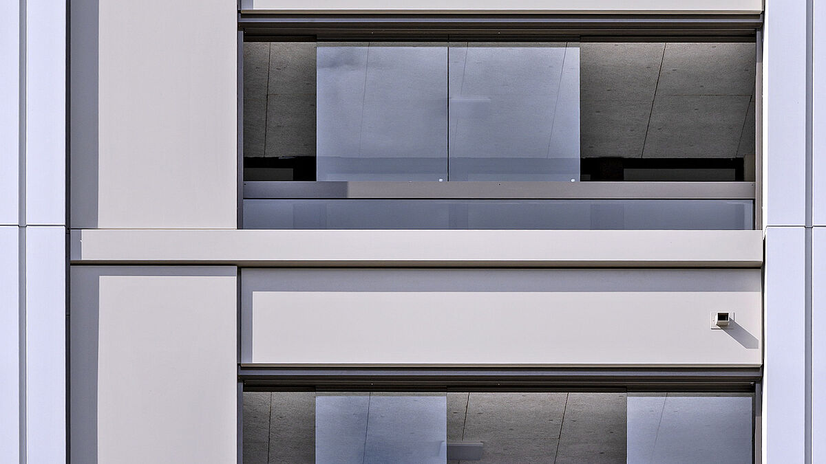 Das Grossprojekt umfasst über 400 Balkone, welche alles mit dem Schiebesystem von Aweso ausgerüstet wurden. Das Grossprojekt umfasst über 400 Balkone, welche alles mit dem Schiebesystem von Aweso ausgerüstet wurden.