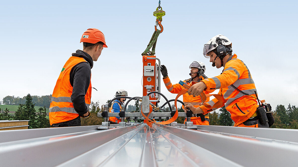 Der Paneelsauger CB5 von VIAVAC wird in Position gebracht.