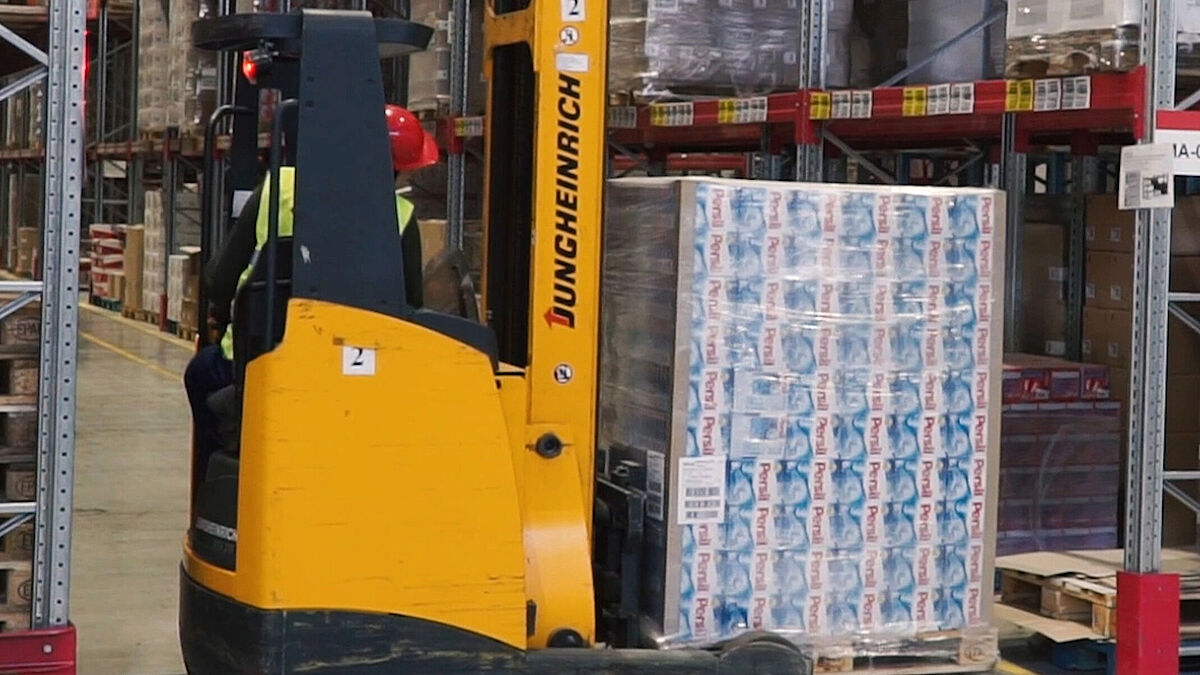 Säulenhebebühnen sind kompakte Lösungen für Innenbereiche, geeignet für den vertikalen Transport von Gütern und – mit geprüfter Personenkorblösung – für Unterhaltsarbeiten und Lagerbewirtschaftung.