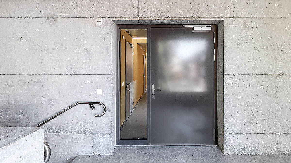 L’aile du poste de secours de l’hôpital d’Uster est l’un des premiers bâtiments à utiliser une version de porte optimisée dotée d’un vantail en tôle pleine de classe El30. 