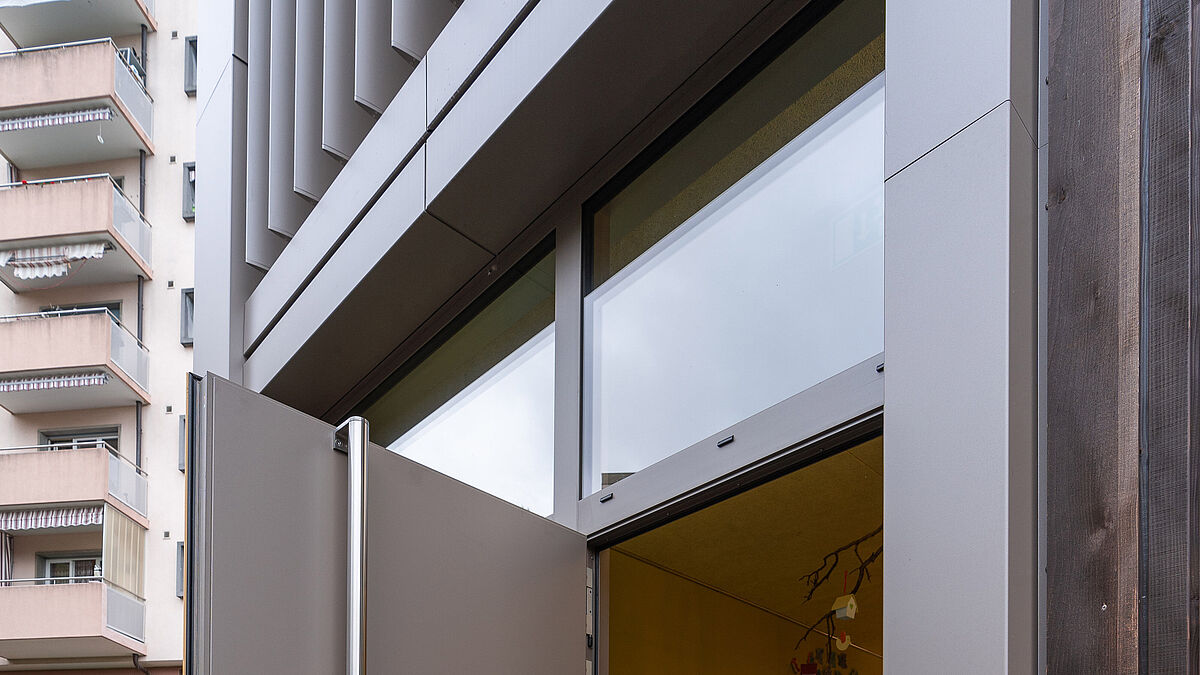 Haupteingang des Gebäudes: Die grossflächige Einflügeltüre leistet mit ihren hohen Isolationswerten ebenfalls ihren Beitrag zur Energieeffizienz.