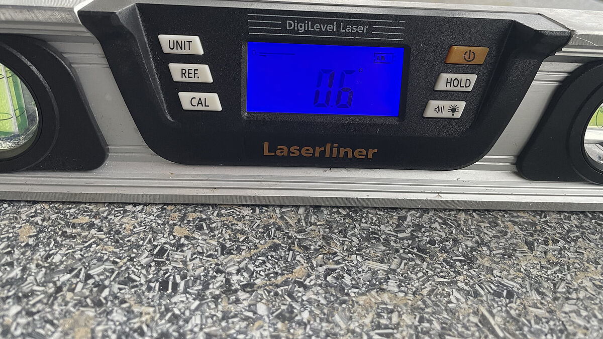 Die montierten Balkonbodenplatten weisen ein Gefälle von 0,6 – 1,2° auf was einem prozentualen Gefälle von 1,05 – 2,1% entspricht. Der Systemhersteller beschreibt eine fachgerechte Montage mit einem Gefälle von 2% vom Gebäude weg. Gemäss den heutigen Regeln der Baukunst ist bei Balkonbodenplatten ein Gefälle von min. 1,5% einzuhalten.