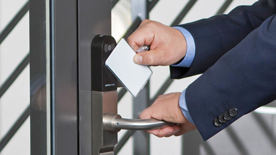 Les moyens d’identification utilisés sont les cartes magnétiques, les codes numériques, les caractéristiques biométriques telles qu'un lecteur d’empreintes digitales, la reconnaissance faciale ou de l’iris et les smartphones.