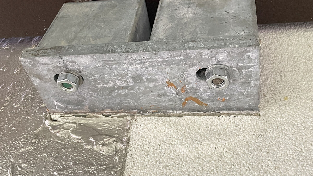 Zu kurze Gewindestangen aufgrund falscher Längenberechnung.