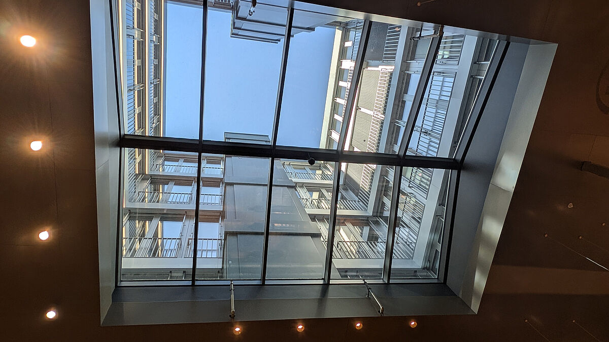 Das Satteldach durchflutet die Ladenfläche mit Tageslicht. Bild Surber Metallbau   Bild im Print bei Bedarf weglassen 