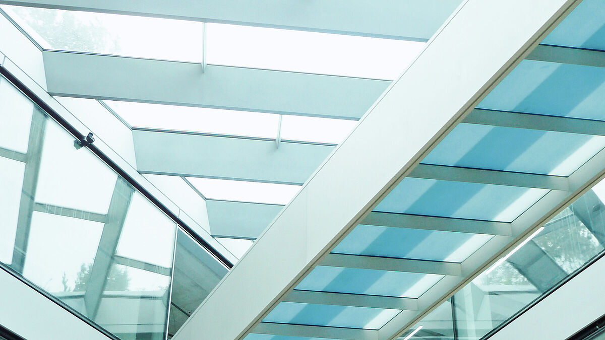 Photo en cours de remplacement : La passerelle de 27 m de long et de 20 t est arrivé à destination. Il permettra aux collaborateurs d’accéder directement au patio.
