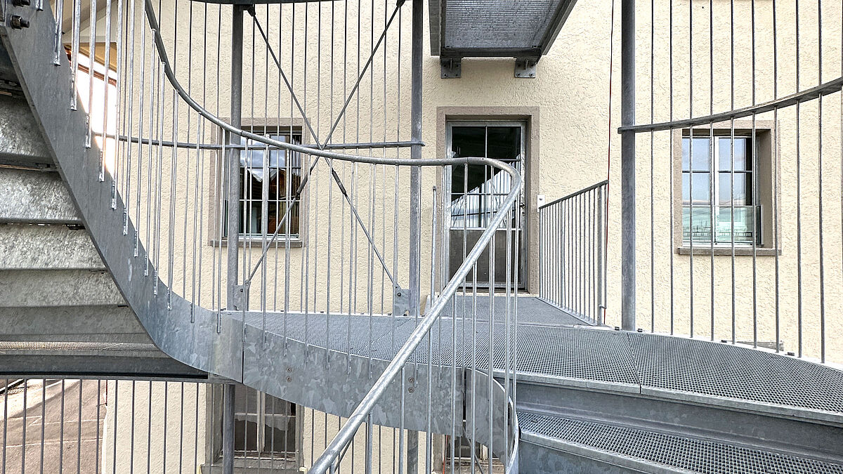 Blick von der Treppe über die Brücke zur Tür. 