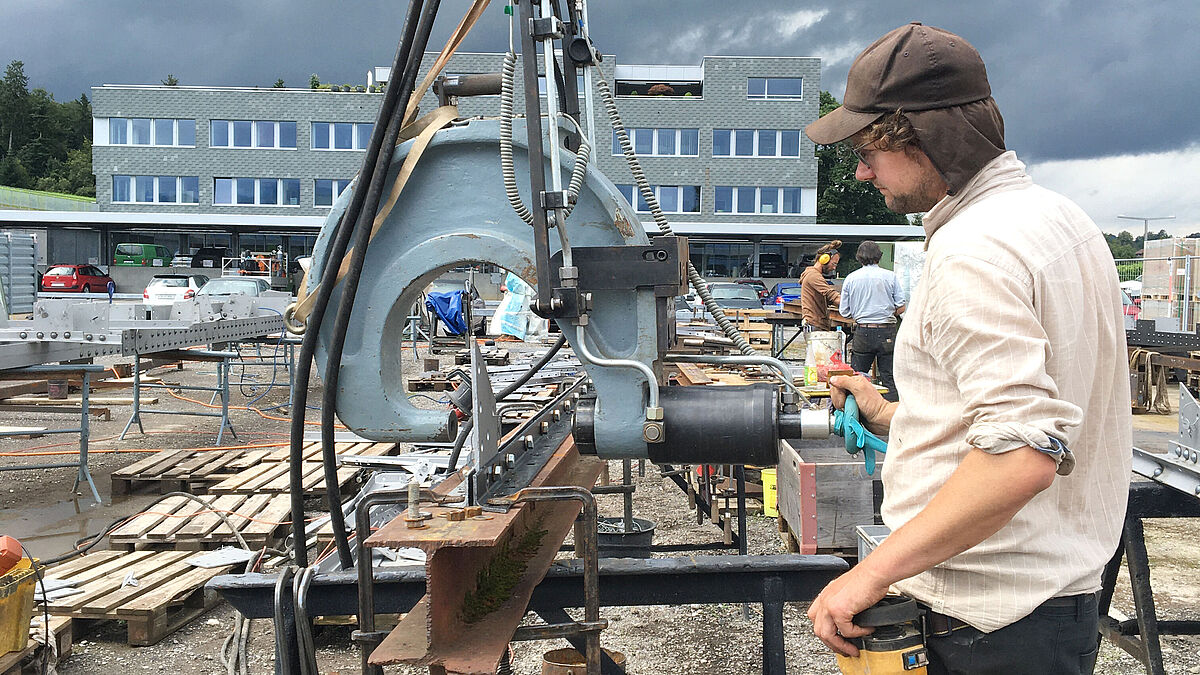 Les profilés restaurés lors du rivetage hydraulique.