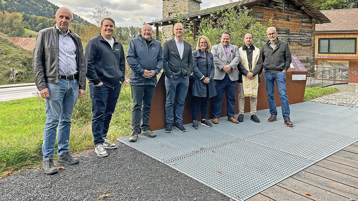 À l’occasion de la bénédiction et de l’inauguration : sponsors et invités se réjouissent de la réussite du projet. À droite : Oliver Däschler, président de Metaltec Suisse.