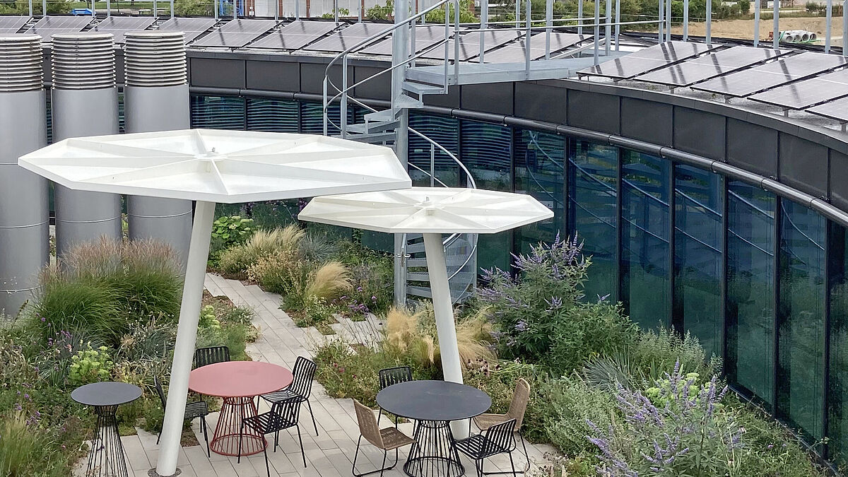 Ebenfalls von der Rytz AG realisiert wurden zwei Sonnen- und Regendächer. Gebaut aus massiven, komplett verschweissten Stahlblechen. Dachelement und Rundrohrstütze sind mechanisch verbunden. Die Entwässerung erfolgt durch ein Vertikalrohr in der Stütze.