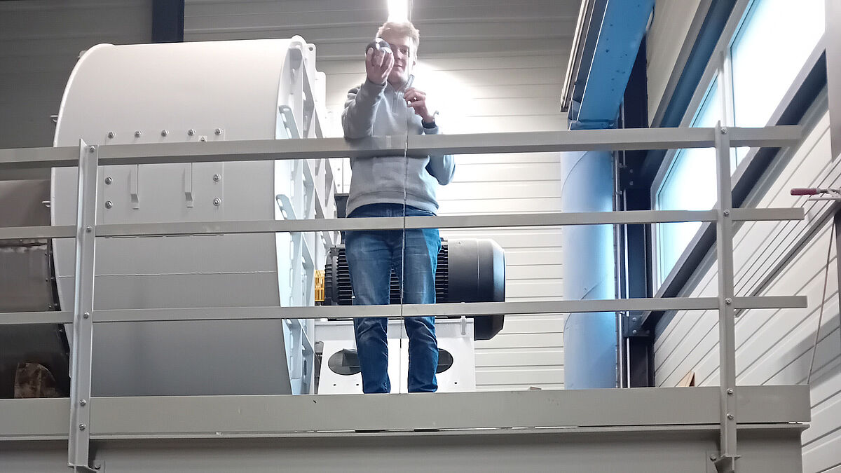 Erfolgreicher Kugelfallversuch am Isolierglas A4 mit 4.1kg schweren Kugel aus 3.0m.