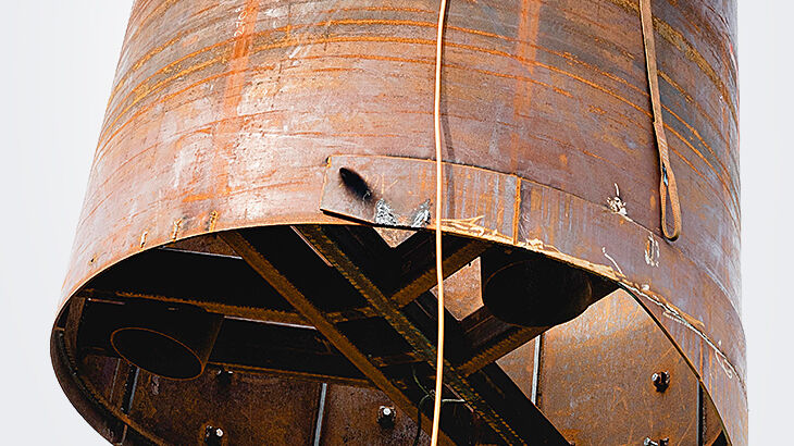 Heben der Metallschalung des Fundaments.