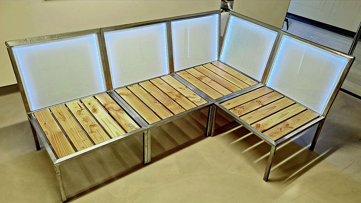 Statement: Das Glas an der Rücklehne ist eingeklebt und lässt sich gut reinigen.