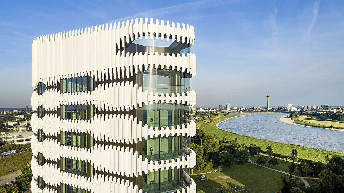 Den unverwechselbaren Charakter der Fassade bilden die gewellten Aluminiumelemente.