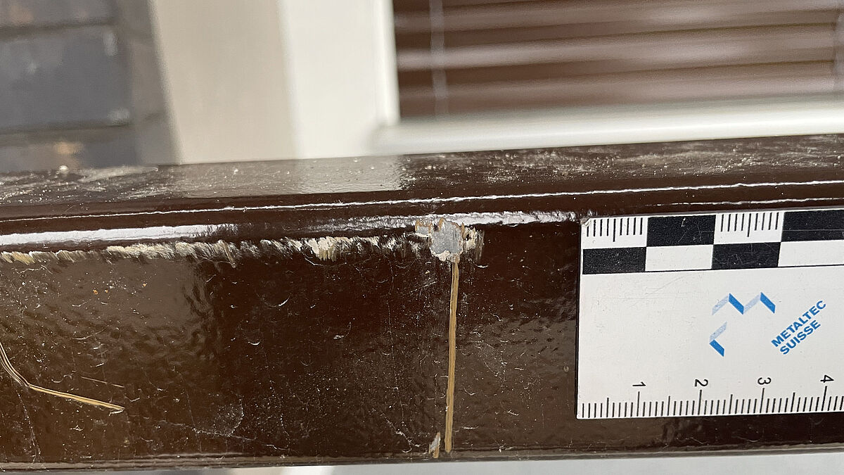 Farbabplatzung am Handlauf, aber auch Schleifspuren, Kratzer und ausgebesserte Schnittstellen. Gemäss Merkblatt Metaltec Suisse TK 003 sind solche Mängel nur in sehr begrenztem und unauffälligem Umfang zulässig.