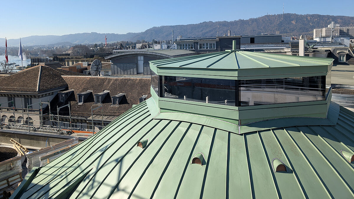 Am höchsten Punkt des Gebäudes aufgesetzt: das achteckige Kuppeldach mit seinen nach aussen öffnenden Klappflügeln. 