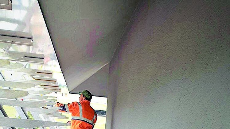 Photo : Mario RussiPour le montage, les plaques ont été posées sur des supports provisoirement prémontés pour tirer et tendre les câbles.