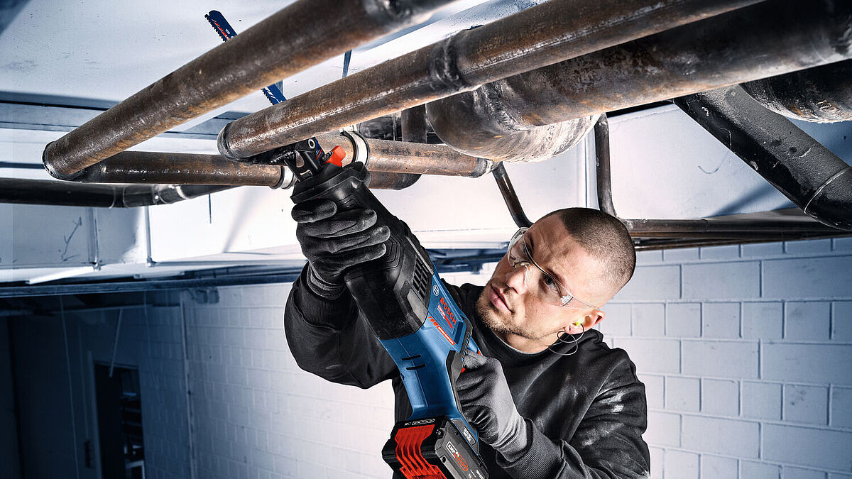 Mit der Bosch Akku-Säbelsäge lässt sich auch Metall trennen. Bild: Bosch Power Tools