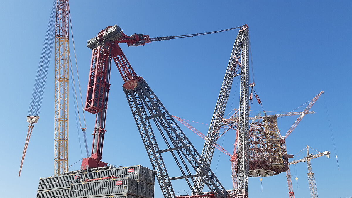 SK-Kran von Mammoet hebt vorgefertigte Module präzise in das Zayed National Museum ein.