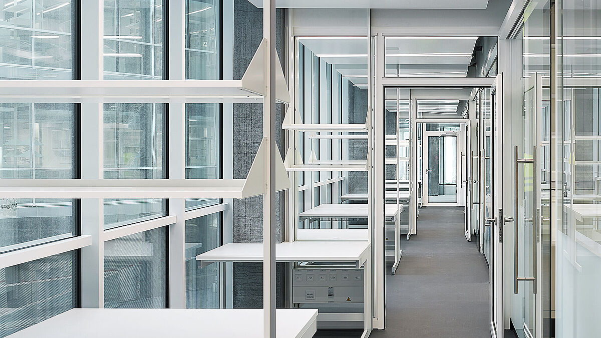 Avec une section apparente de seulement 50 millimètres, les exigences en matière de protection incendie ont pu être mises en œuvre de manière particulièrement discrète et élégante.