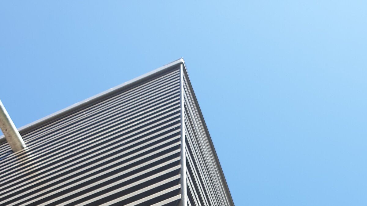 Detail Eckausbildung: Gut zu erkennen sind auch die Vogelschutzstanzungen.