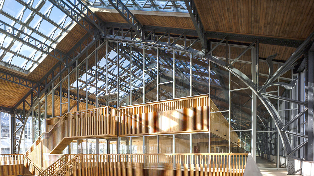 Comme aucune charge ne pouvait être appliquée sur la structure historique, les façades VISS reposent sur les poutres du deuxième étage.