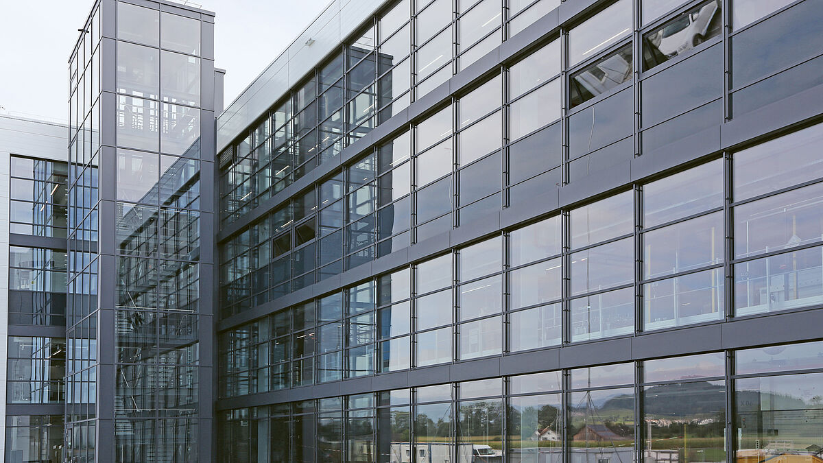 Nordfassade mit Picking & Handling-Fassade mit unbeheiztem Treppenhausturm.