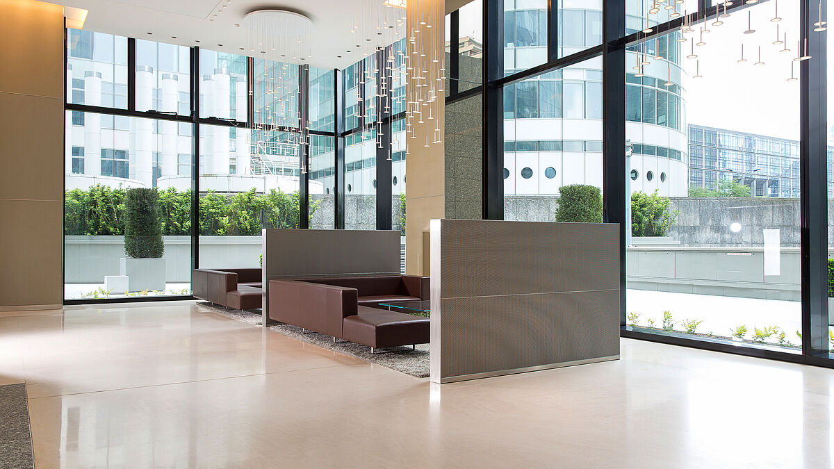 Image Jean-Charles CaslotDes cloisons en maille métallique créent des zones en retrait protégées dans le hall, pour travailler ou se reposer.