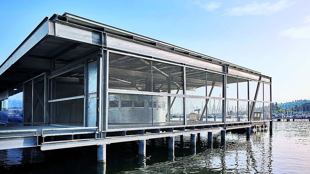 En tant qu'élément de façade discret, Webnet permet à la fois une vue vers l'intérieur et vers l'extérieur. 