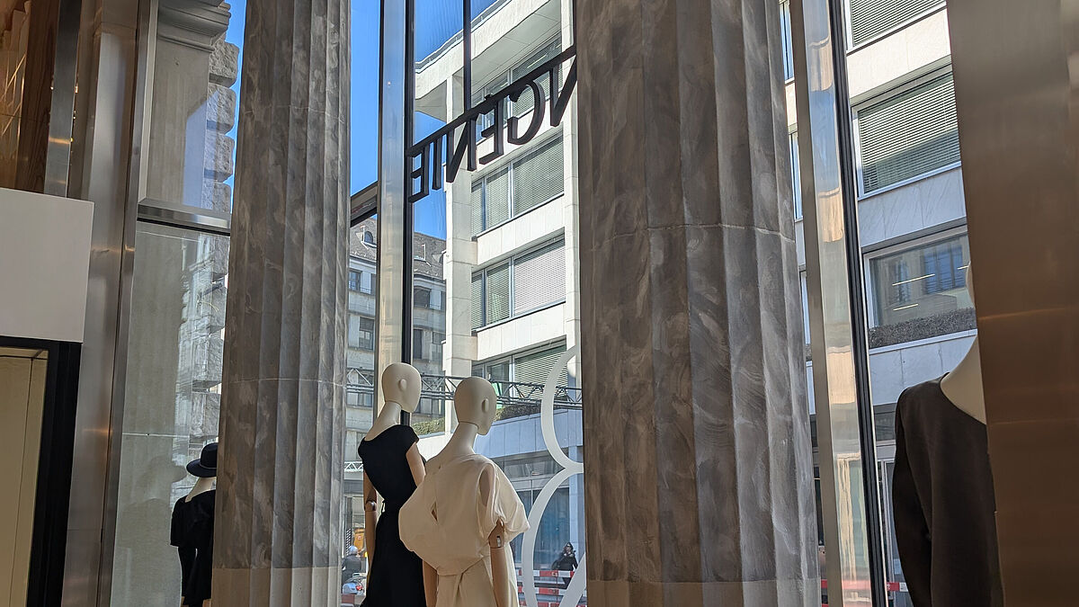 Innenansicht: Die Gläserne Vitrine ummantelt die beiden tragenden Granitsäulen. Bild Surber Metallbau AG 