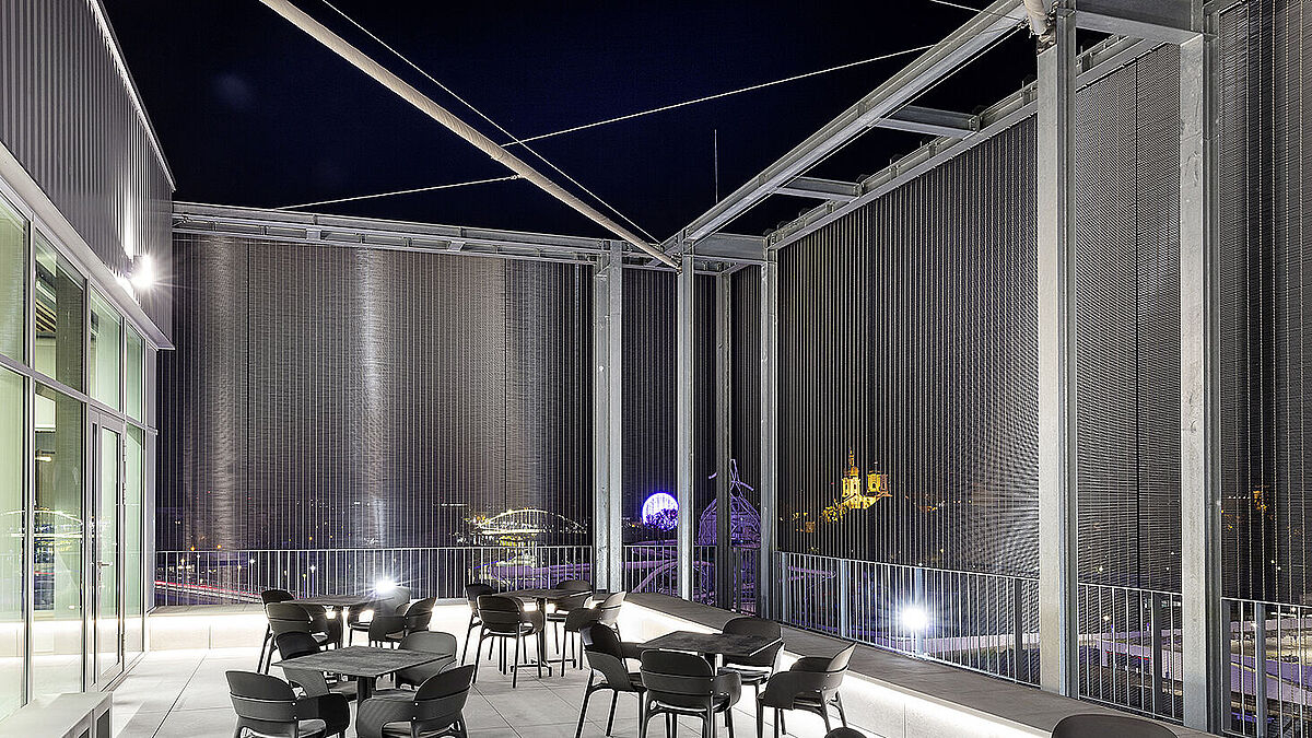 À l’extérieur, la maille sert de protection contre les chutes. Une construction légère en acier sert de structure porteuse.