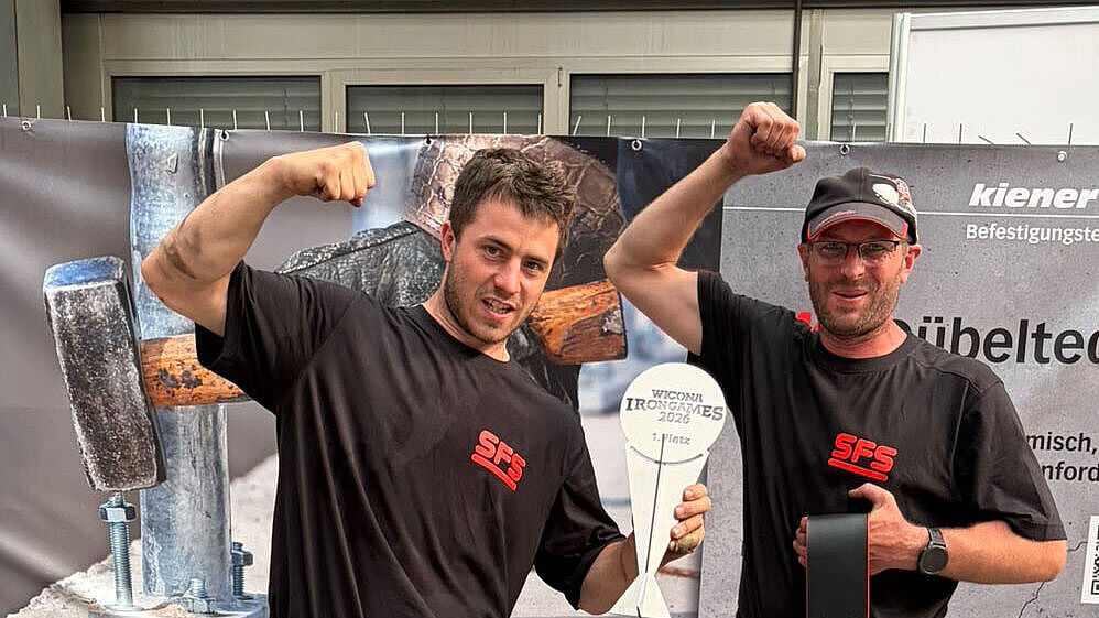 Stolz präsentiert sich das Siegerteam mit dem gewonnenen Pokal und ihren produzierten Werkstücken.