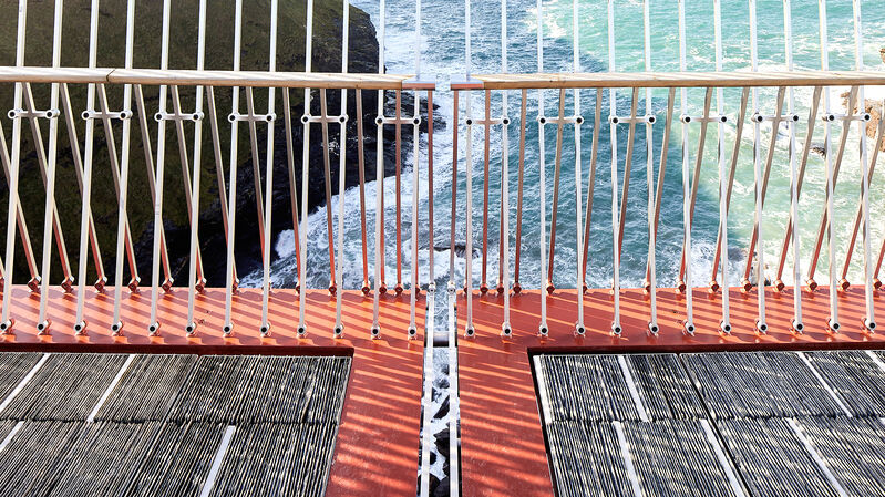 Photo : Hufton + Crow. Au milieu de la passerelle, un interstice de 40 mm. Une connexion emboîtée relie les deux éléments de tête.