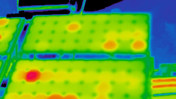 Image thermique : les échauffements sombres causés par un encrassement ou un endommagement sont bien visibles.