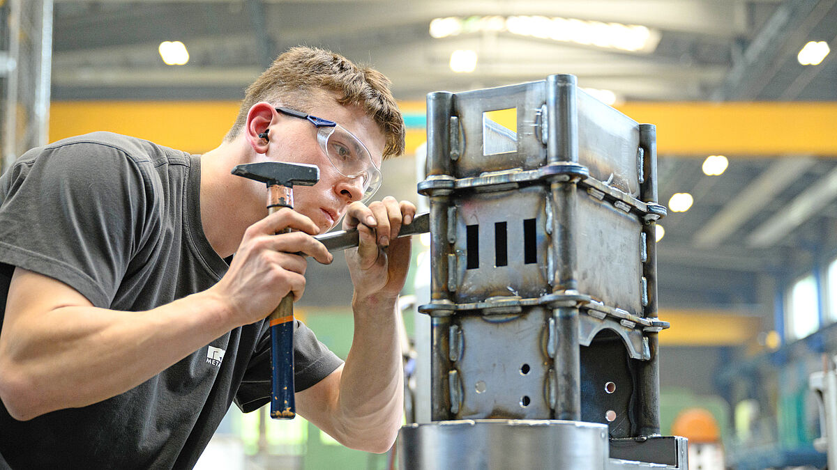 Simulation de concours : Julian Gemperli construit une ancienne pièce des WorldSkills. 