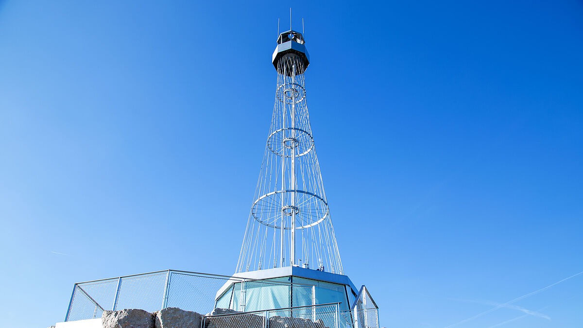 Das primäre Tragwerk besteht aus Rundrohrstützen. Die drei ringförmigen Reifen bilden die trichterartige Form und führen die Seile.