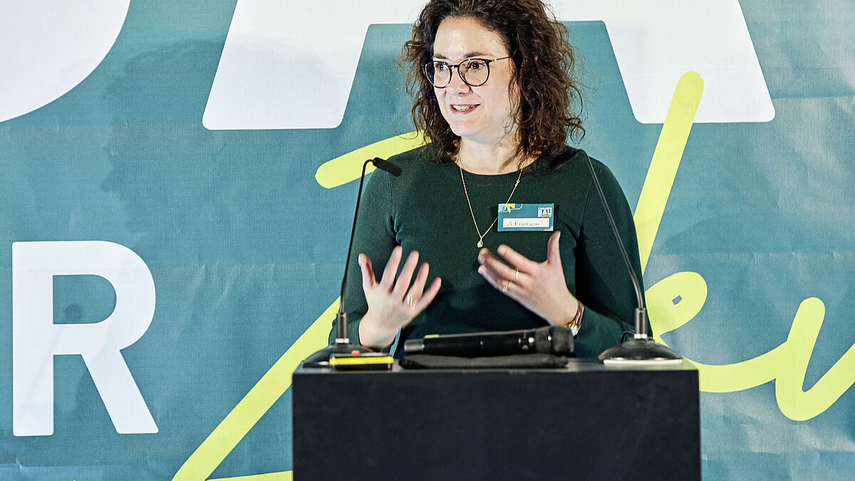 Staatsministerin Sarah Ryglewski gab Einblicke in die Arbeit und Strategie rund um das Nachhaltige Bauen in der Bundesregierung.