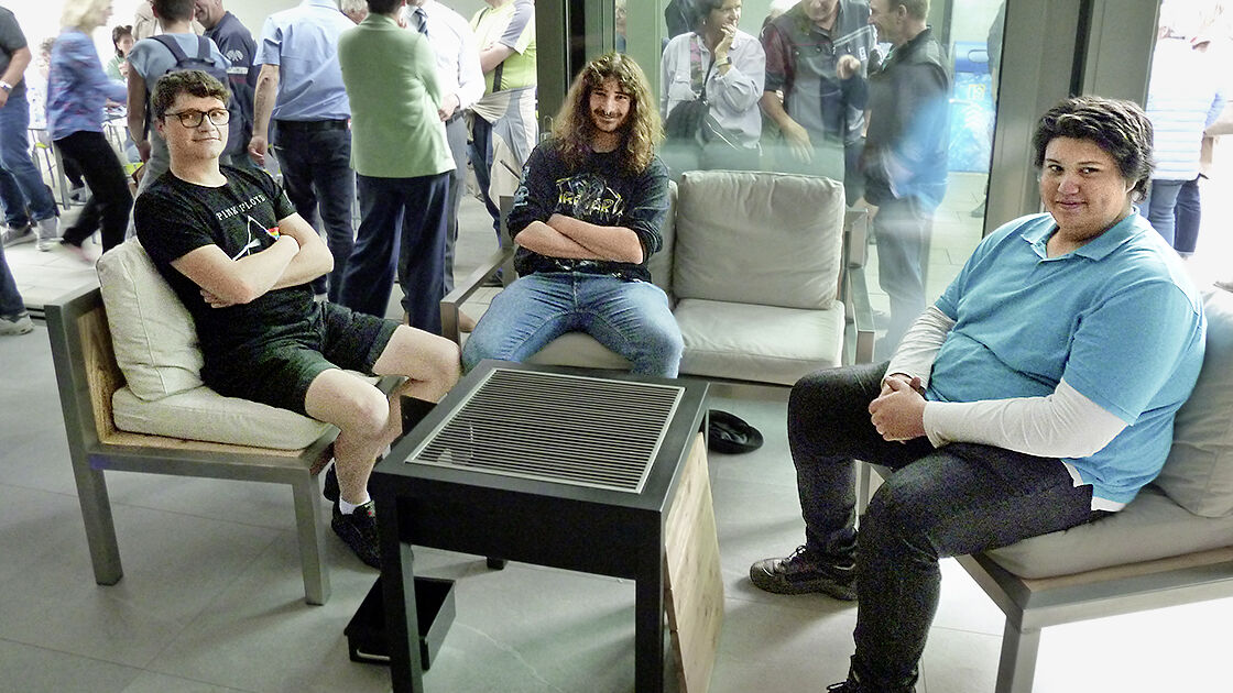 Gruppe 2 mit speziellem Beistelltisch: ein integrierter Grill mit Aschenschublade macht ihn einzigartig.