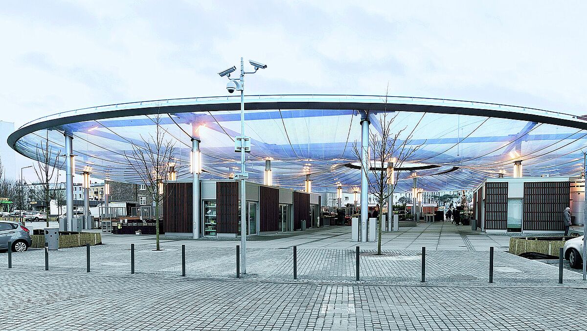 Comme les poteaux du grillage porteur traversent les faces inférieures des coussins, les feuilles sont ouvertes à ces endroits.